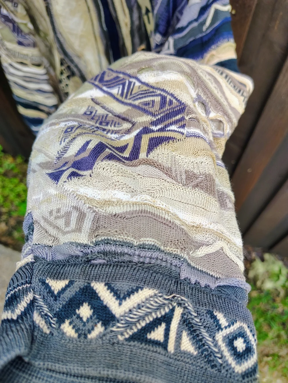 Men's COOGI Arrows Sweater, size XL - Picture 8 of 10